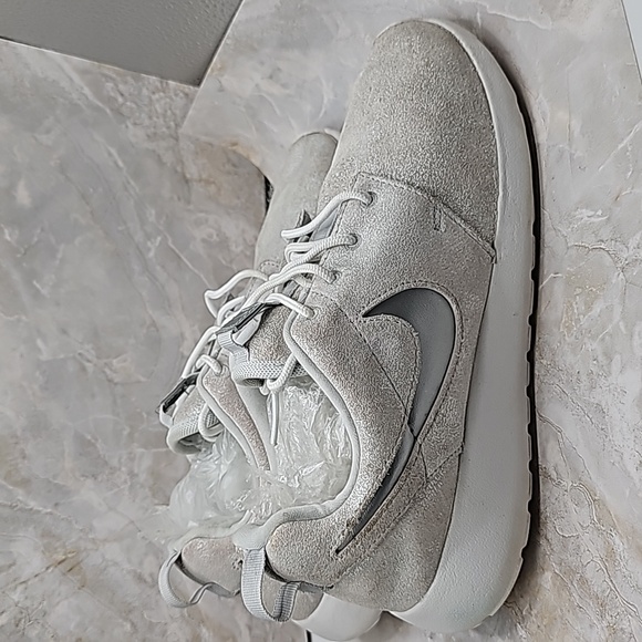 Silver/white shiny Nikes - Picture 3 of 9